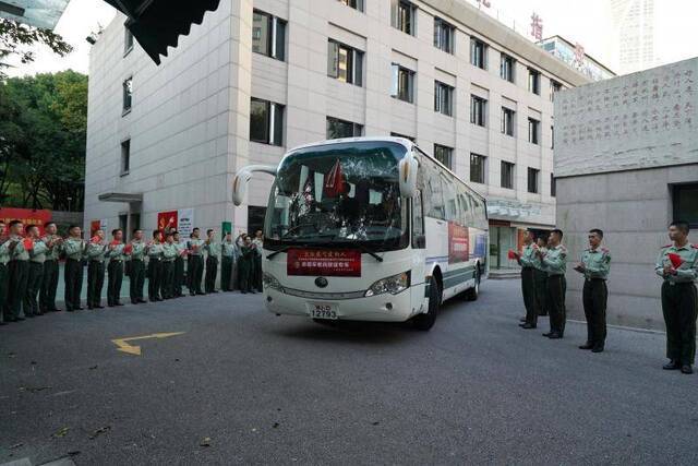 武警上海总队执勤第四支队十中队官兵迎接抗美援朝老战士，东海摄