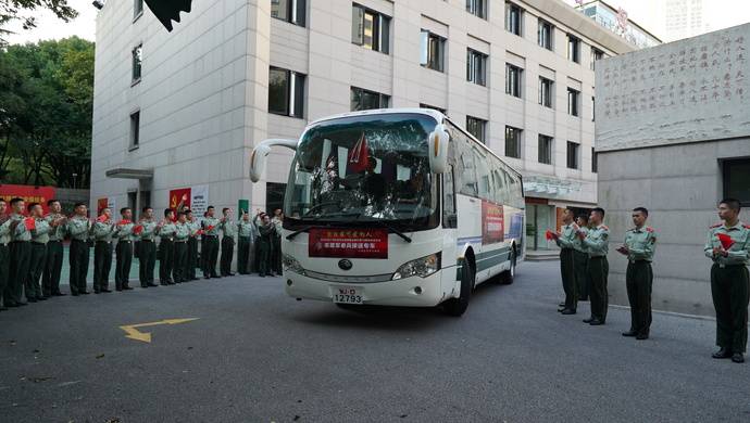 上海志愿军老兵，今天走进“南京路上好八连”​的驻地……