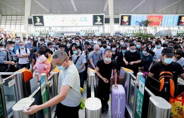 旅客在杭州东站检票进站。中国铁路上海局集团有限公司图