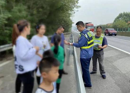 在湖南高速公路上车辆没油，他打了一个电话被骗数百元