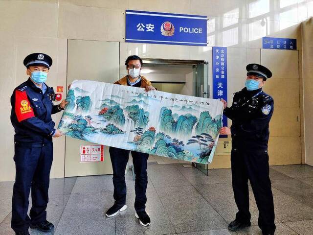 旅客遗失珍贵字画，天津站民警帮助寻回