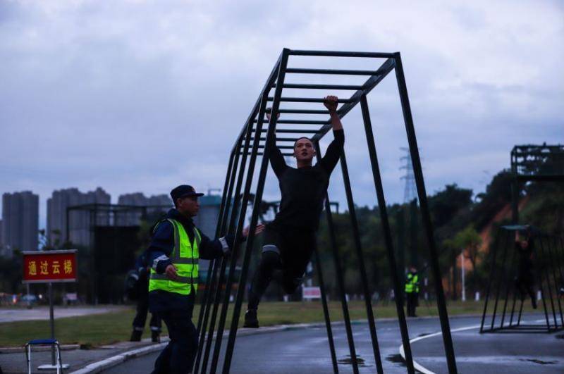 在综合体能竞技比武现场，参赛人员迅速通过云梯。福建省森林消防总队供图