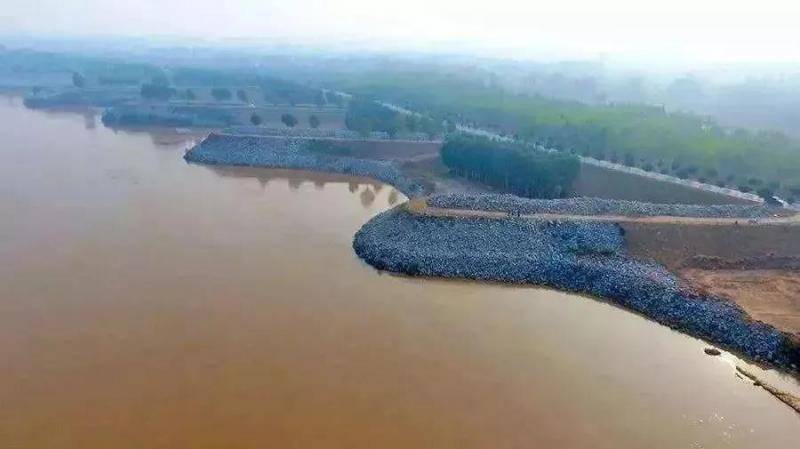 菏泽市鄄城县防洪堤坝，黄河河床高出河道两边田地5-8米。