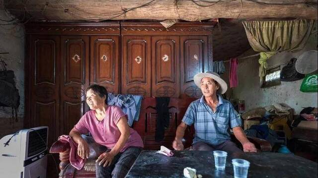 鄄城县刘海臣、姜玉莲夫妇在家中接受采访，诉说自己家曲折的建房经历。