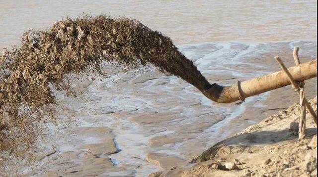 “一碗黄河水半碗沙”，滩区最不缺的就是沙子。图为传统的柴油机抽沙淤台场景。
