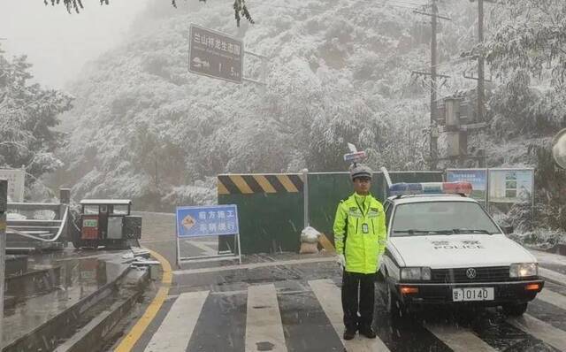 甘肃发布多地暴雪蓝色预警，交警在山区路段设岗劝返车辆