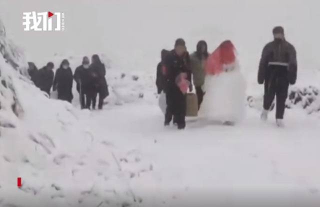 甘肃发布多地暴雪蓝色预警，交警在山区路段设岗劝返车辆