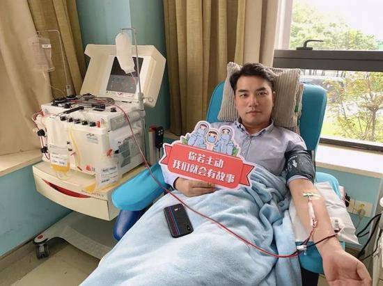 小伙用第100次献血为自己庆生 血站：他是当地首位80后的百次献血者