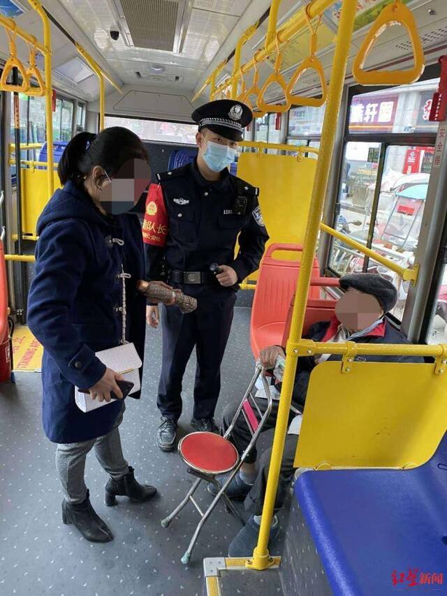 民警送老人和其儿媳上车