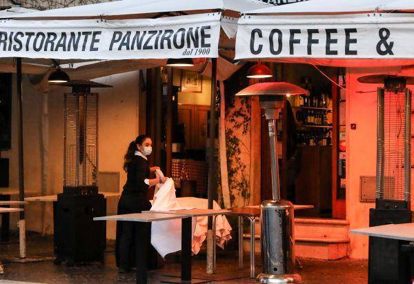 10月26日，意大利首都罗马纳沃纳广场上一家餐馆临近18时打烊图据新华社