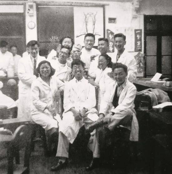  1950年，屠规益（后排右三）和同学们在圣约翰大学医学院三楼解剖室。中戴帽者为一具尸体。图/受访者提供