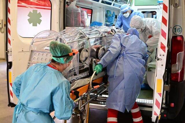 美医务人员将新冠患者进行转院。（图源：Getty Images）