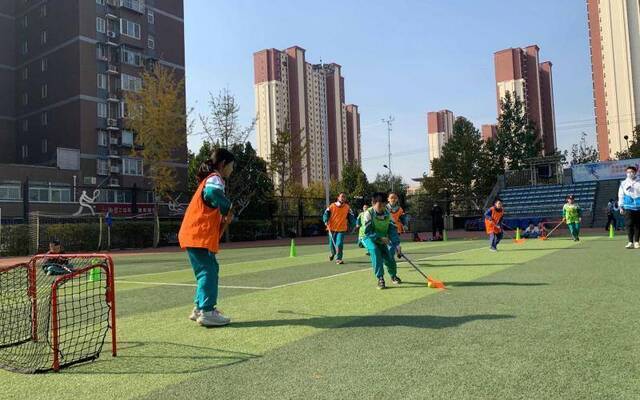 同学们体验陆地冰球。新京报记者孙海光摄