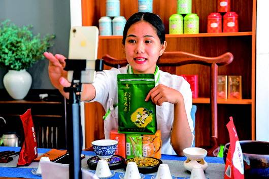 横县一茶厂工作人员通过手机直播销售茉莉花茶（9月14日摄）。记者曹祎铭摄