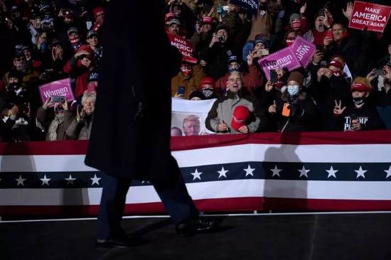 27日的集会上，美国民众穿着厚重的外套抵御寒冷。（图源：Getty）