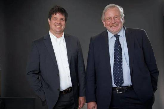 2020年诺贝尔物理学获得者赖因哈德·根策尔（右）和其研究团队核心成员斯蒂芬·吉列森（左）。/受访者供图
