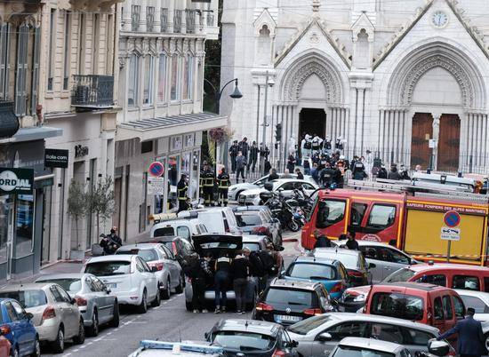  10月29日，应急人员在法国尼斯发生持刀伤人事件的教堂附近展开工作。新华社图