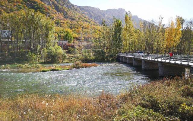 密云白河捧河岩村段，如今河道已经很少能看到垃圾。新京报记者黄哲程摄