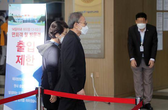 韩国前总统李明博就医 将于11月2日正式服刑