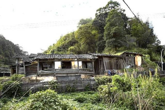 上图为脱贫前留地洋村的落后面貌，下图为脱贫后留地洋村的崭新面貌。