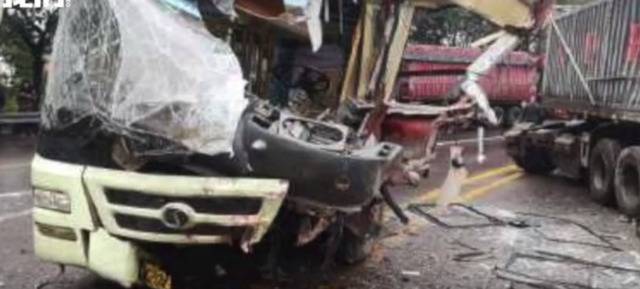 四川泸州公交车与货车相撞致24人伤，其中3人受伤严重