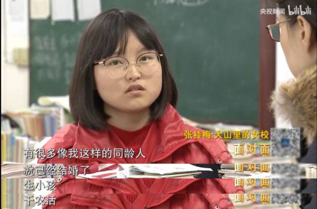 华坪女子高中学生接受记者采访。图源：央视新闻