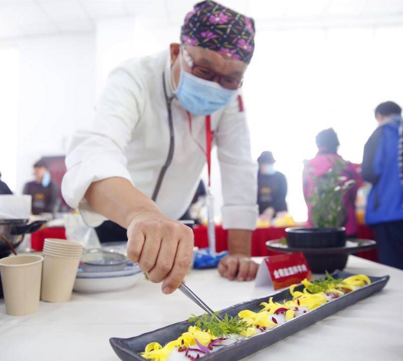 在菊花美食街区有制作的“菊花全席”供游客品鉴。马平川摄