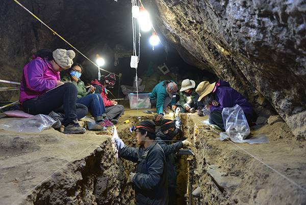 古环境重建土样采集（王建，蔺东鹏，申旭科，夏欢，李婷，张东菊，成婷，陈晓珊，姚娟婷）。摄影：韩源源；版权：张东菊，兰州大学