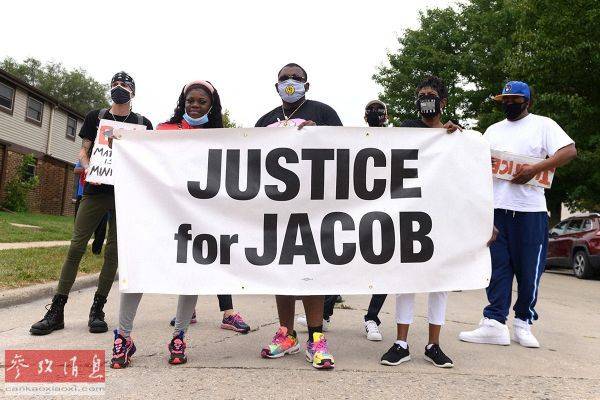资料图片：美国示威者打出支持黑人雅各布·布莱克的横幅。（美国雅虎新闻网站）