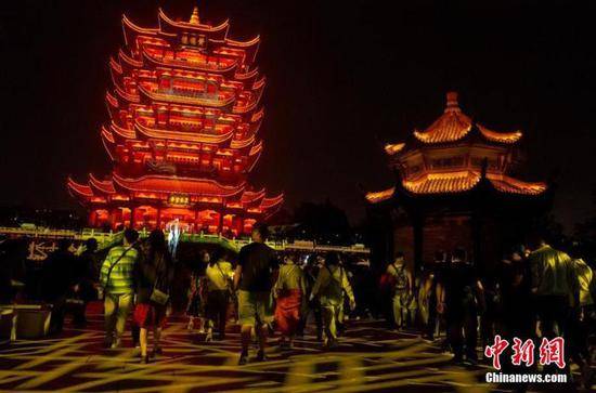 10月1日晚，武汉城市地标黄鹤楼正式开放夜间体验。中新社记者张畅摄