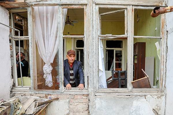 当地时间2020年10月6日，阿塞拜疆占贾，军事冲突导致建筑受损。人民视觉资料图