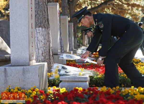 资料图片：10月23日，在辽宁沈阳抗美援朝烈士陵园敬献花篮仪式上，部队官兵向志愿军烈士墓献花。（新华社记者杨青摄）