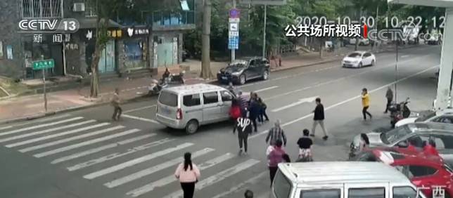 广西柳州：老人被撞卷入车底 众人10秒抬车救人