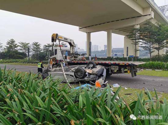 今晨南宁一辆宝马轿车冲破围栏从凌铁大桥上坠落，司机被救出时还在呼呼大睡