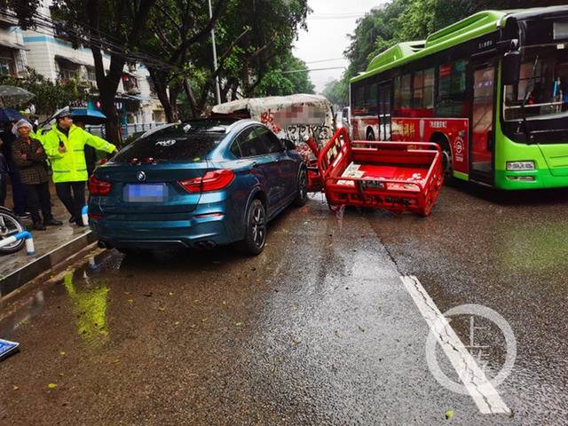 宝马车连撞3车 偏离车道后惊慌踩油门