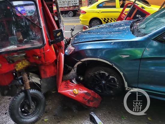 宝马车连撞3车 偏离车道后惊慌踩油门