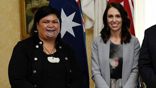 新西兰总理阿德恩与外交部长马胡塔（左）（法新社）