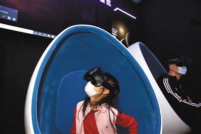 昨日，平行宇宙展区，小朋友体验VR。摄影/新京报记者李凯祥