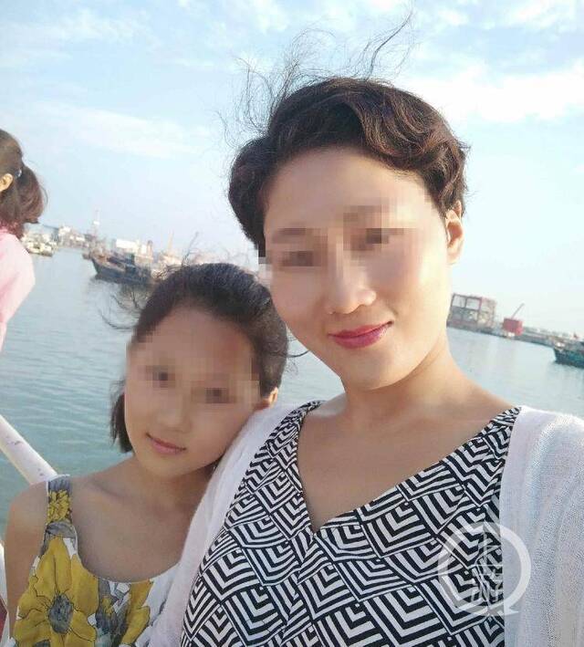 ▲卢春姐生前与大女儿合影。图片来源/家属供图