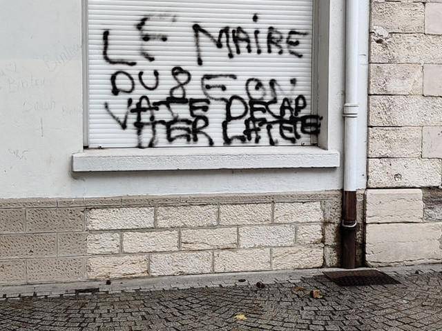 出现在法国一所学校墙壁上的涂鸦
