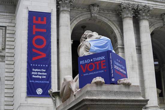 这是11月2日在美国纽约公立图书馆外拍摄的鼓励投票的广告。新华社图