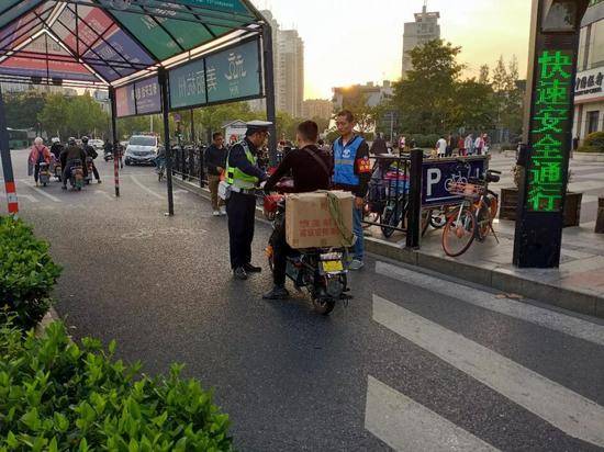 杭州小伙骑电动车闯4次红灯被罚4次，到了第5次，悲剧发生了