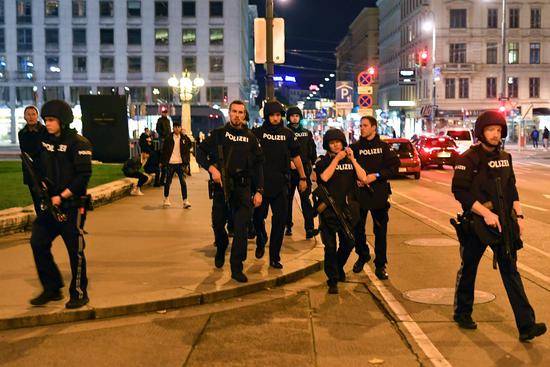 案发后大批武装警员出动。（图源：Getty）