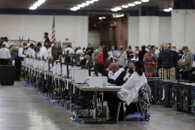 ▲当地时间11月4日，美国密歇根州底特律，选举部门工作人员在底特律TCF中心的中央计票委员会帮助处理缺席选票。图据CNN