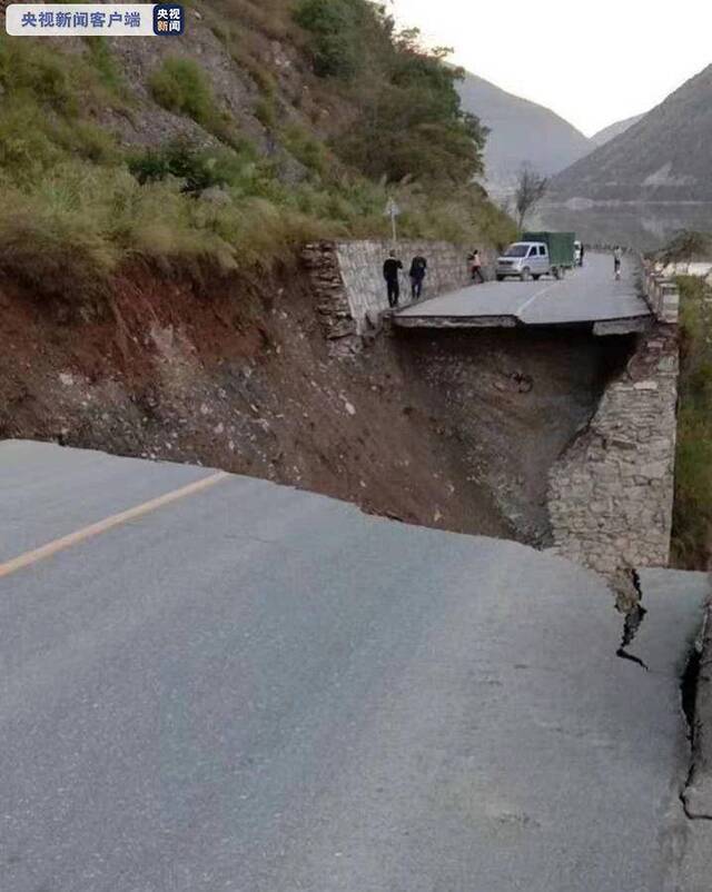 云南S237省道云龙境内公路发生坍塌 预计4天抢通
