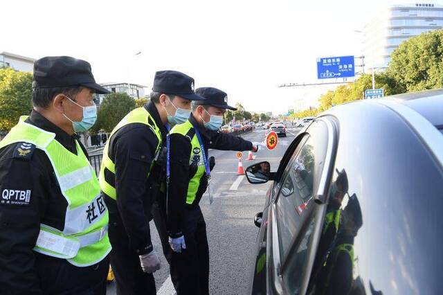 越到最后越要心细！进博会开幕前最后一次场馆安全巡查，民警没收了一把长剪刀