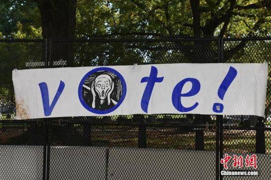 当地时间11月3日，美国迎来2020年大选投票日。图为当天在白宫围墙外的一处横幅。中新社记者陈孟统摄