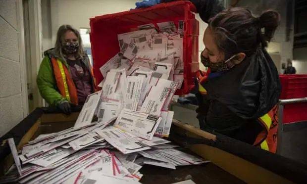 选举工作人员正在从投票箱中清空选票（图片来源：美联社）