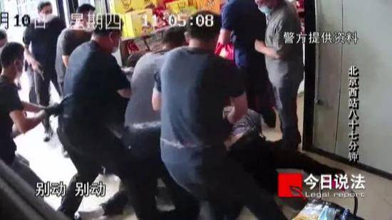 北京西站便利店持刀劫持案视频曝光！还原惊心动魄87分钟