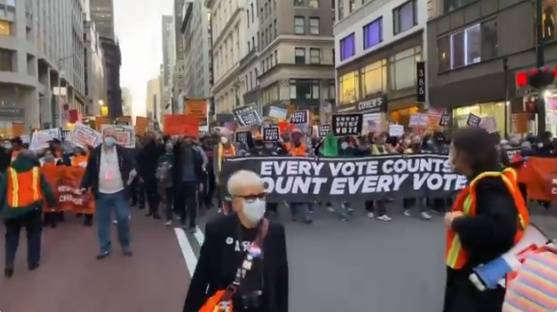 纽约市抗议游行，推特视频截图